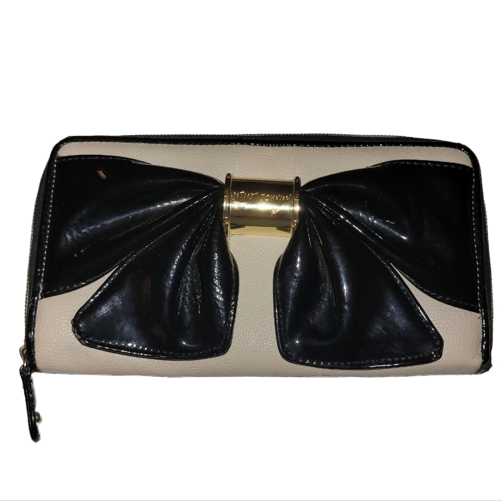 Betsey Johnson Ivory Cream Black zip around wallet w/ big bow front